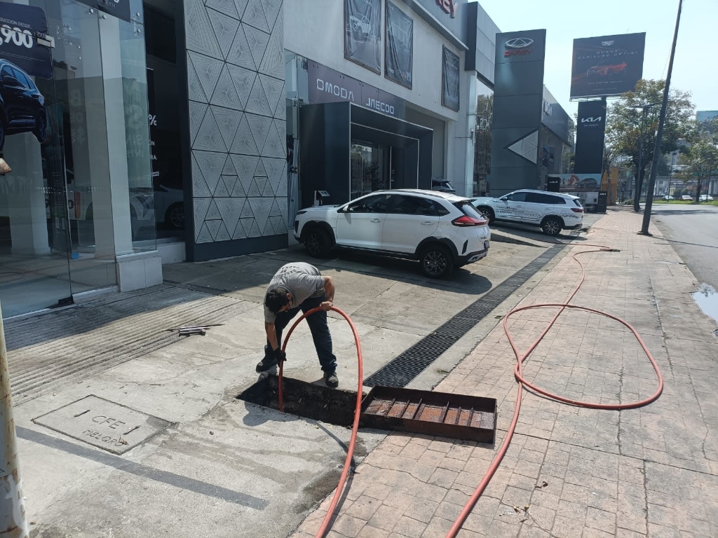 Mantenimiento a tuberías en zona comercial