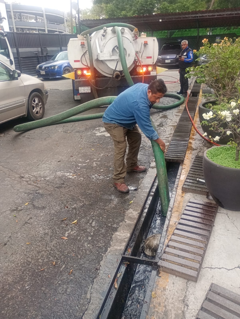 Desazolve de canales en estacionamiento con unidad Vactor