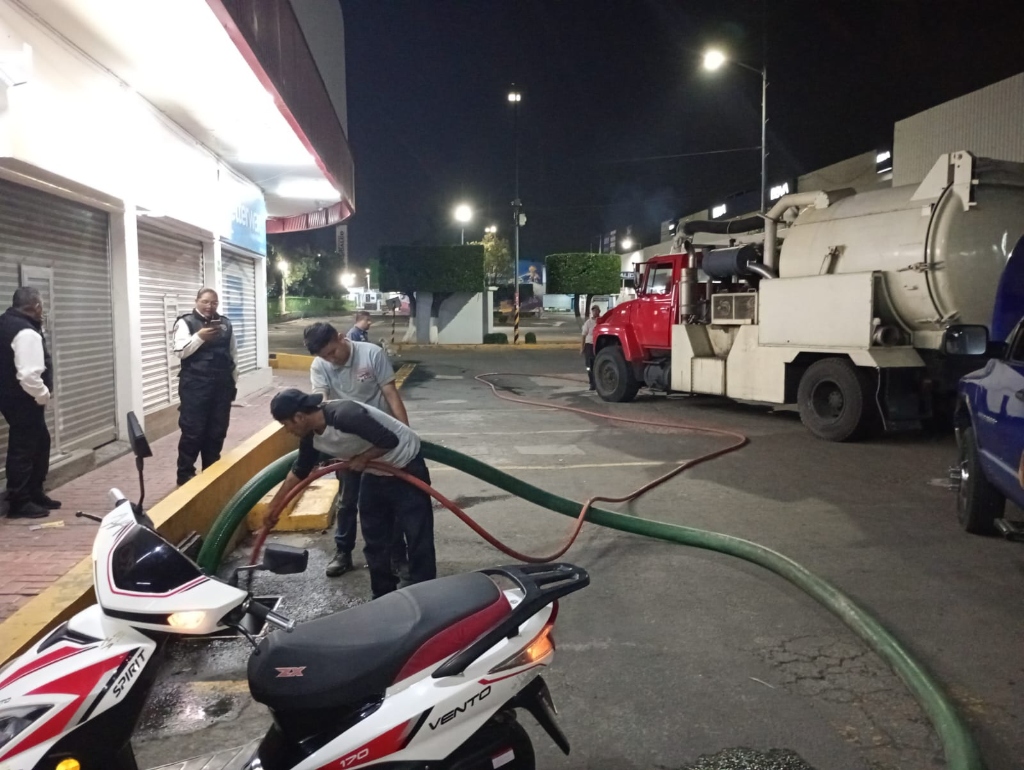 Servicio nocturno en plazas comerciales con equipo de alta presión