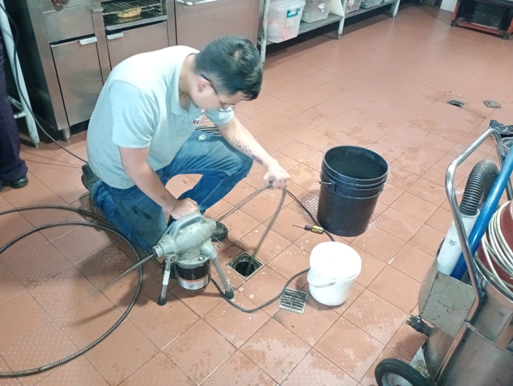 Desazolve electromecánico en coladera de cocina comercial