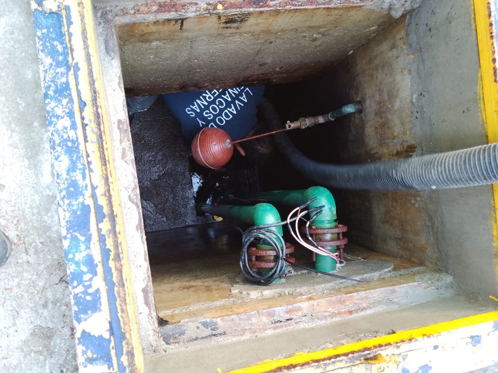 Achique de sedimentos y control de flotador en cisterna