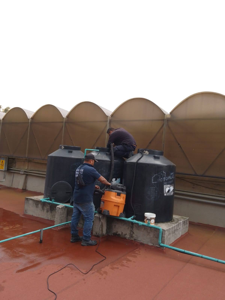 Lavado y aspirado técnico de tinacos en azotea