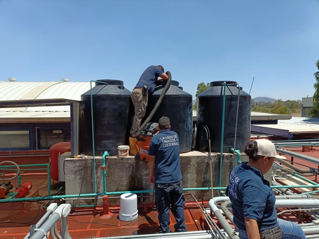Limpieza técnica en batería de tinacos