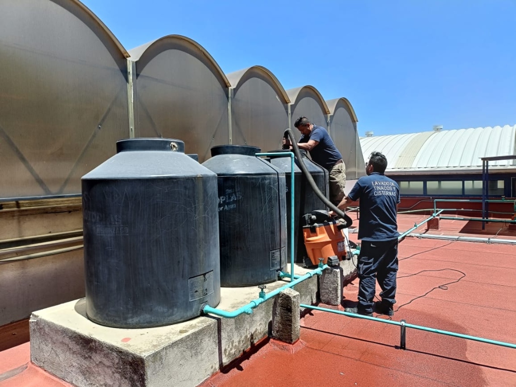 Sanitización y aspirado de depósitos en azotea