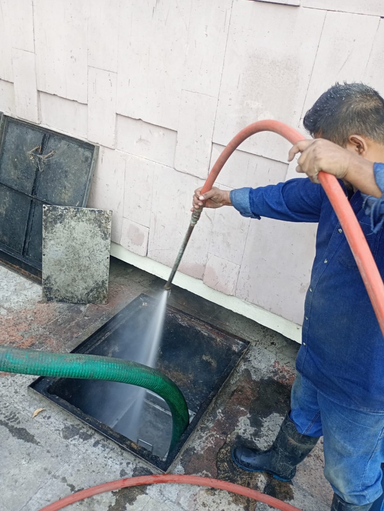 Hidrolimpieza a Alta Presión en Registros Sanitarios