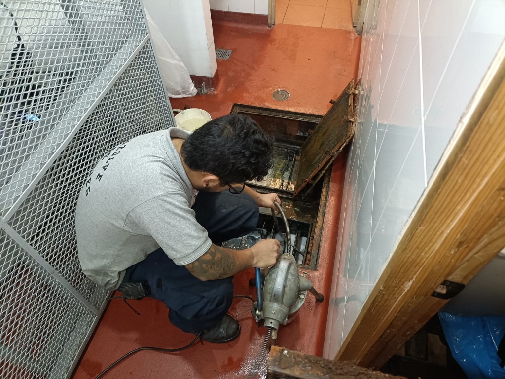 Sondeo electromecánico en trampas y ductos de grasa