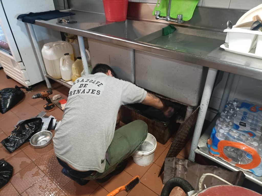 Lavado a alta presión y desinfección en cocina